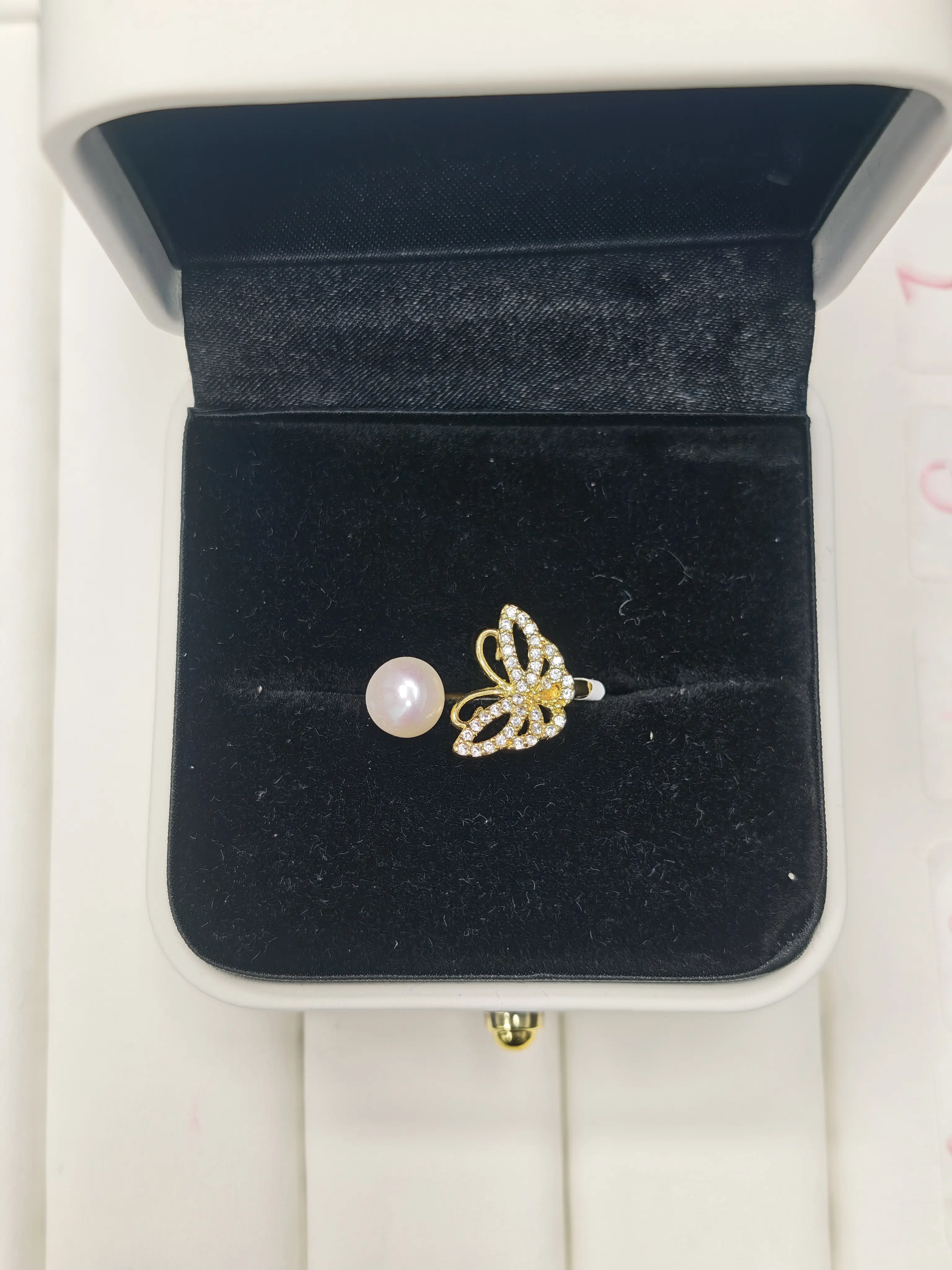 Casha(14859)gc.Gold butterfly pearl open ring, butterfly inlaid with stones, elegant and delicate.