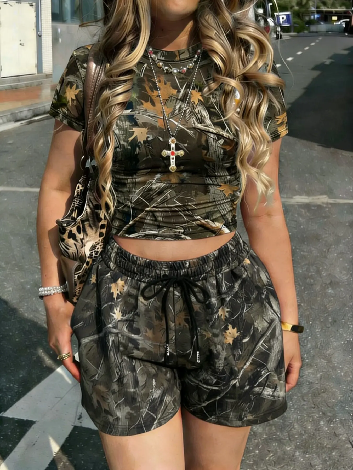 Women's Casual Camo Print Two-Piece Set, Casual Sporty Design, Sexy Navel Cut Top and Comfortable Sporty Shorts, Stylish for Daily Wear, Crop Top, Womenswear, Casual Sportswear Set, Sporty Style Outfits