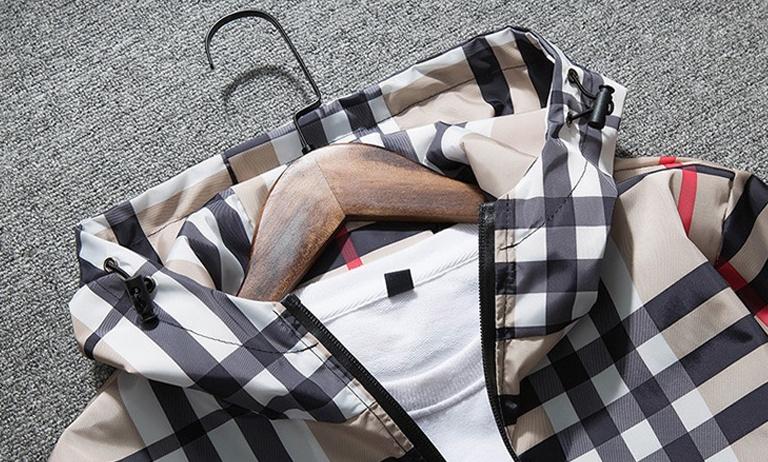 Men’s plaid hooded jacket, casual lightweight zip-up raincoat, classic plaid patterned hooded outerwear, suitable for street wear in spring and autumn.