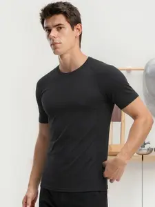 Men's solid-color crew-neck sports T-shirt, boyfriend-style basketball jersey, fitted short-sleeved sports top, basic fitness T-shirt, casual and simple sports short-sleeved shirt for daily wear