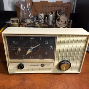 Tube Alarm Clock Radio with Aux input and Bluetooth