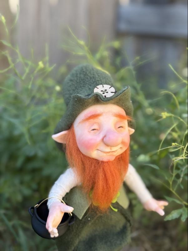 Mini Leprechaun duende de la buena suerte y fortuna 25 cm Handmade Irish Magic Decor for Shelves Desks and Special Corners