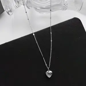 1 piece of ladies' elegant retro heart-shaped pendant necklace - minimalist and exquisite chain decoration, casual outfit&gift selection, timeless and versatile accessory, fashionable item, smooth chain design