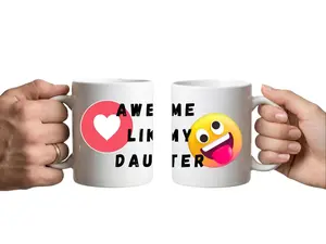 Funny Parent Mug Awesome Like My Daughter Taza Divertida 11oz Ceramic Coffee Cup con Emojis Corazón y Cara Graciosa Gag Gift para Papá o Mamá de Parte de Hija Birthday Gift Idea Regalo para Padres Taza Café Humor Familiar Colorful Printed Cup