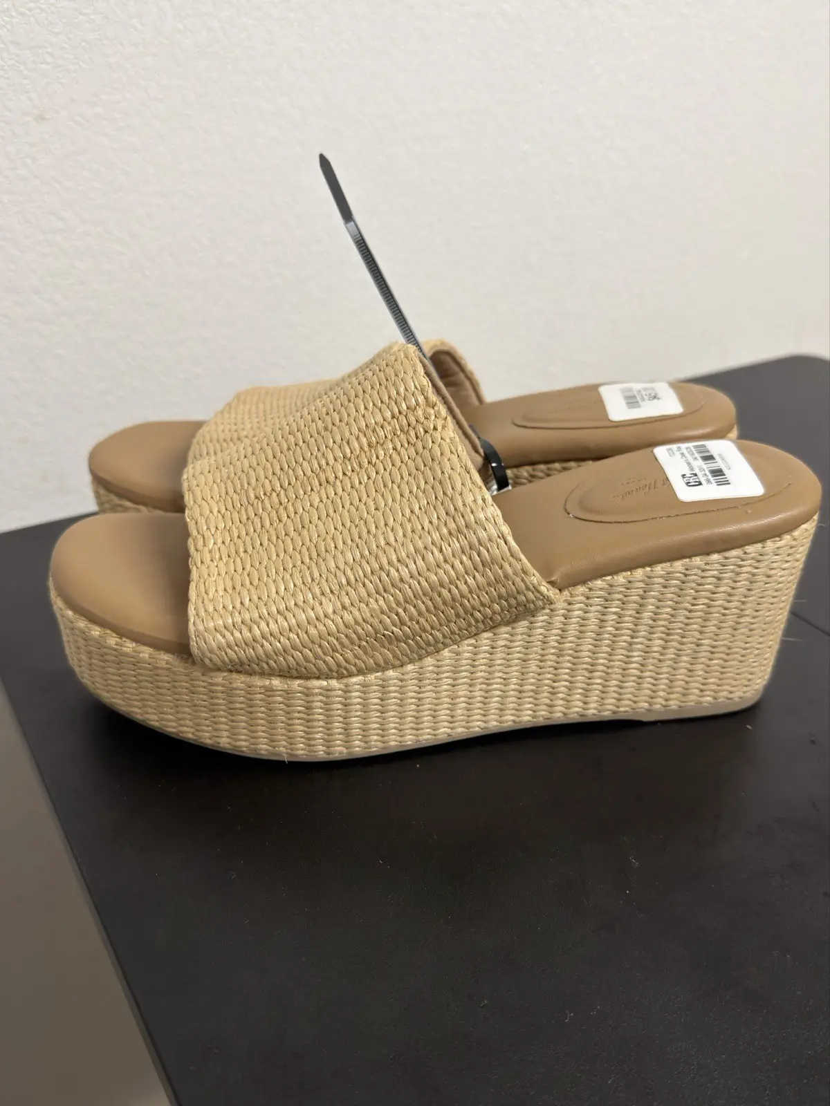 Women's Universal Thread Clove Flat Sandals - Footwear, Shoe for Casual Wear, Size 9.5 B.9