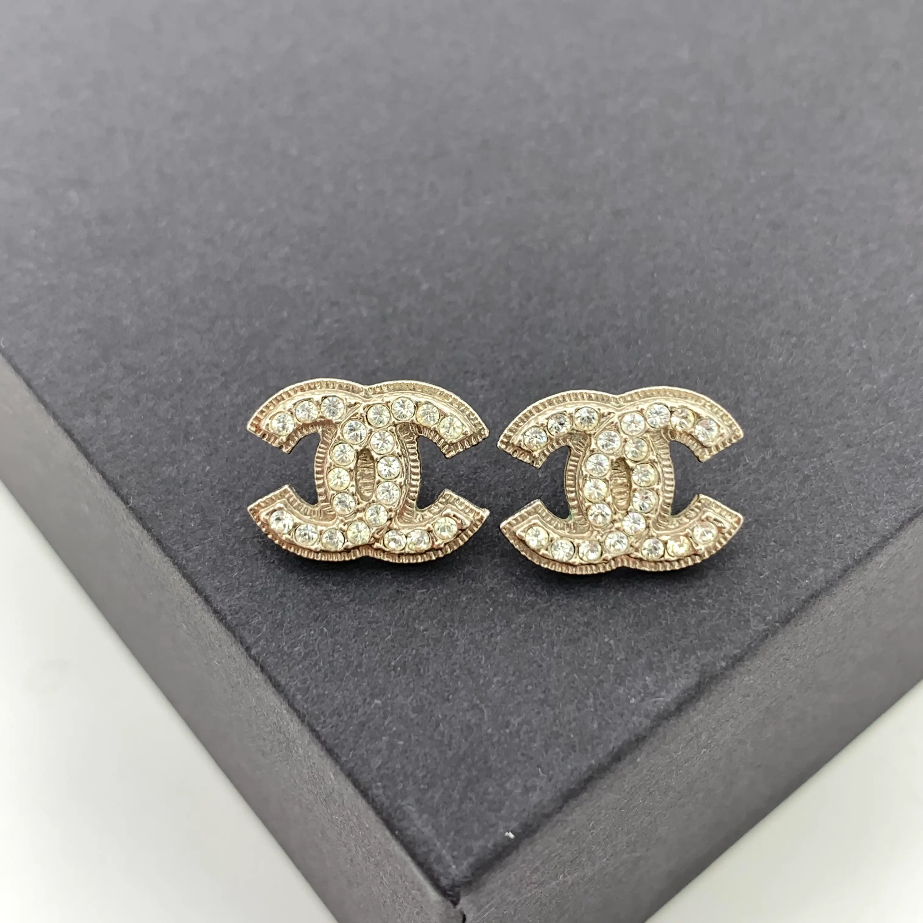 Pre-owned RDLT Chanel Gold Crystal CC Stud Earrings 1.5*1.4cm H25972