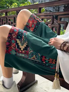 Men's ethnic-style patchwork shorts, made of comfortable and breathable fabric. With drawstring elastic waist and side seams as well as ethnic-style jacquard fabric at the bottom. Ideal for summer daily outings and casual streetwear.