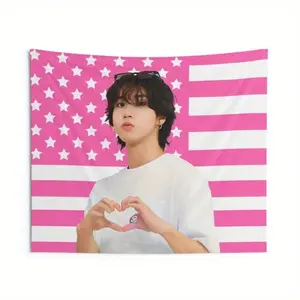 1pc Han Jisung "Finger Heart" Tapestry - Pink American Flag Design with Young Man Making Heart Gesture, Polyester, 60x40/51, Perfect for Stray Fans, Fan Art Piece|Celebratory Tapestry|Durable Polyester 60X40 Decor Gift