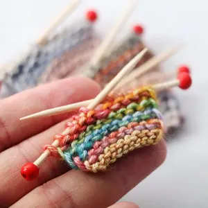 Miniature Dollhouse Chunky Knit Sweater Model, Realistic Handmade Yarn Knitting, Mini Prop Model Accessories, House Decoration, Pocket Scene DIY Kit, Miniature Models, Wooden, Colors are random