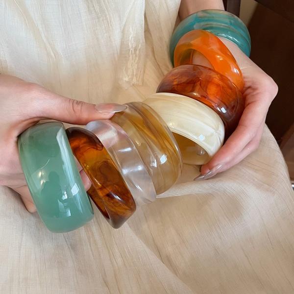 ANDKISS Glossy Acrylic Swirl Bangle — Unique, Light-Luxury, Textured & Chic. A Bold, Edgy, American-Inspired Statement Piece. The Perfect Gift for Style Lovers.