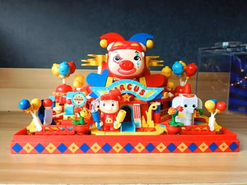 Piggy Circus Diorama with Acrylic Dust Cover – Colorful Animal Show Building Toy block
