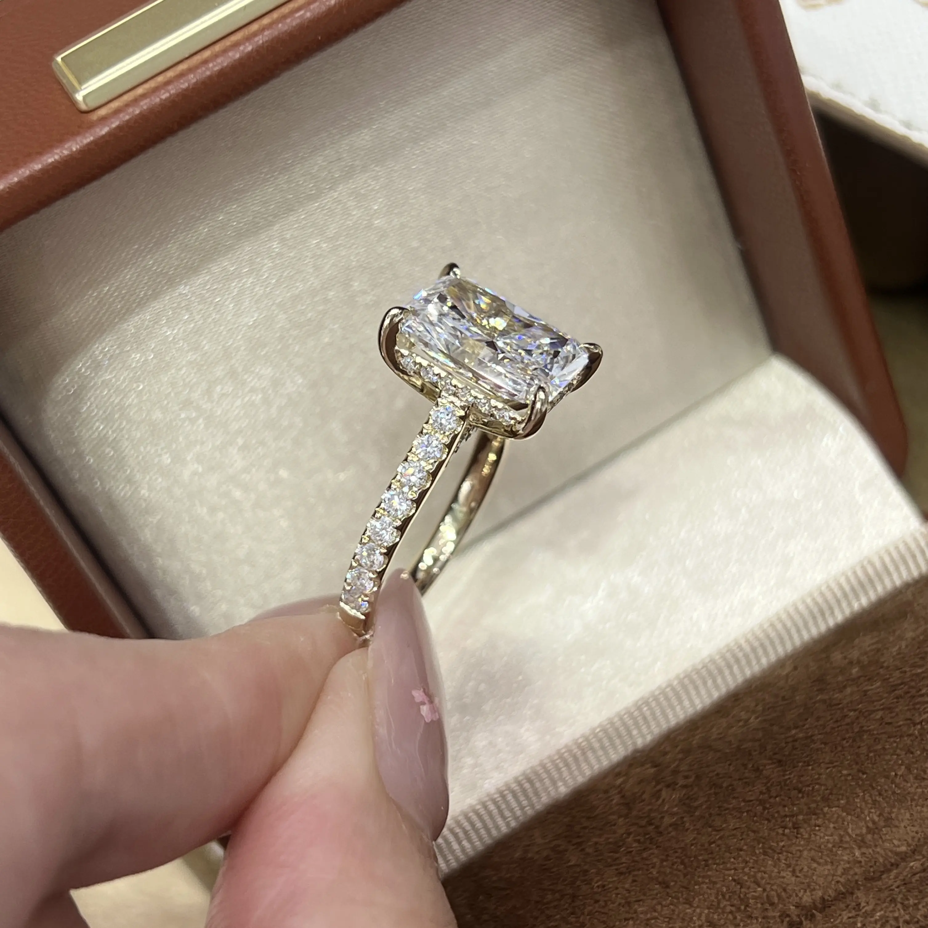 18-K lab-grown diamond 3 ct D–E VS -VVS Radiant Cut  lab-grown diamond  Ring — understated luxury feel, versatile for everyday wear, engagement/proposal ring pwj00524