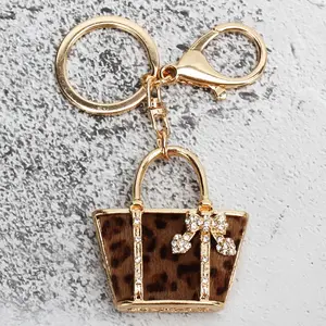 Zinc Alloy Leopard Print Keychain, Elegant Car & Wallet Pendant, Velvet Painting Oil Process Decorations for Women, Stylish Key Organizer |   Leopard Print Design |   Zinc Alloy Pendant
