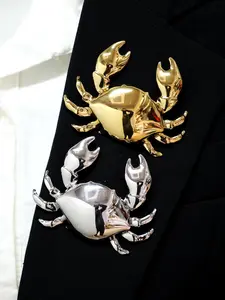 A new style gold and silver shiny crab brooch, a creative and minimalist ocean-themed metal brooch for women, a fashionable dress and coat accessory with a waist cinching design