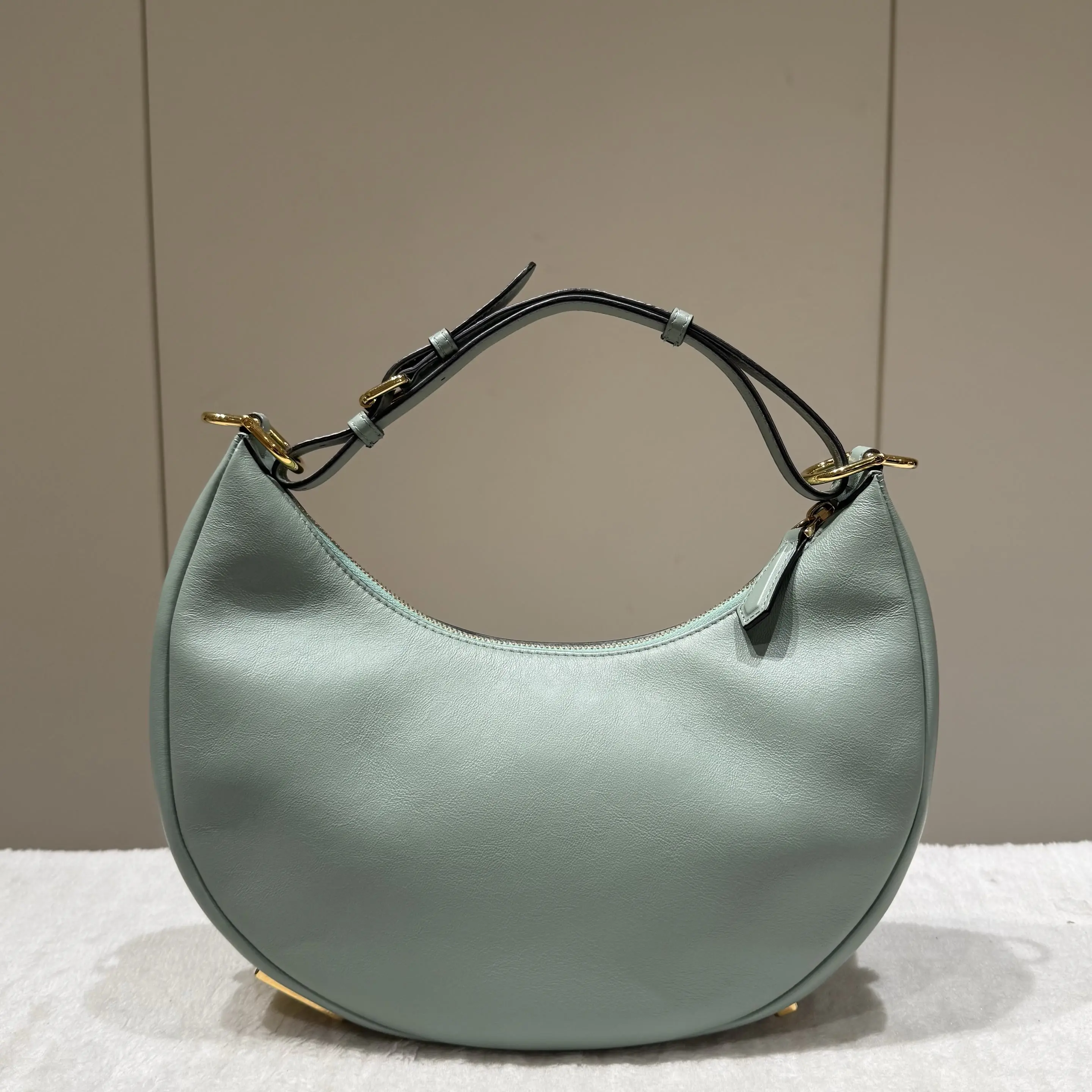 Pre-owned FENDI leather Shoulder Bags Fendigraphy Mint Green Cowhide Small Pea Shoulder Bag 43355284 SH