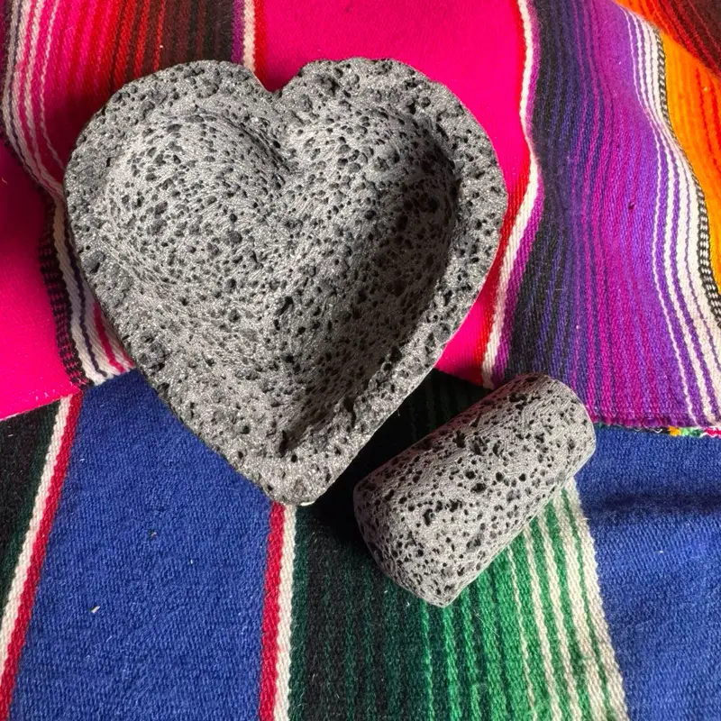 Molcajete de corazón 4 in de piedra volcánica