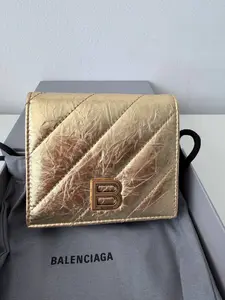 Pre-owned Leather Clutches & Wristlets Balenciaga metálica dorada con logo “B” – Wallet