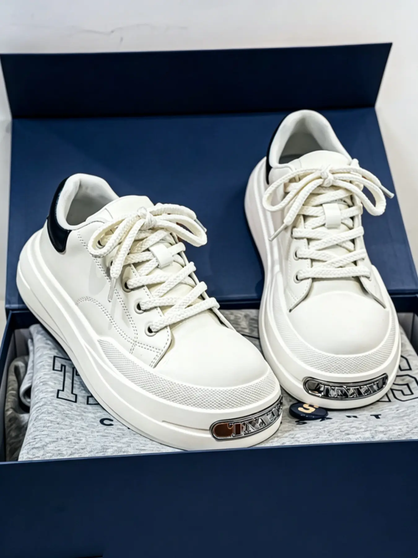 1 Pair Men's Beige Minimalist Platform Casual Sneakers | Cleanfit Premium Style | Minimalist Leather Upper + Height-Increasing Thick Sole + Metal Details | Daily Outings / Minimalist Outfits / Commute Trips / Couple Outfits, Premium & Versatile Casual Sho
