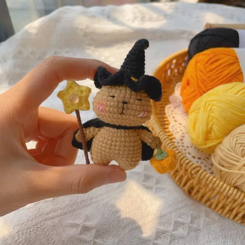 Halloween Capybara Crochet Plush – Witch Amigurumi Keychain – Cute Capybara Toy with Pumpkin – Spooky Animal Gift for Her, Crochet Halloween