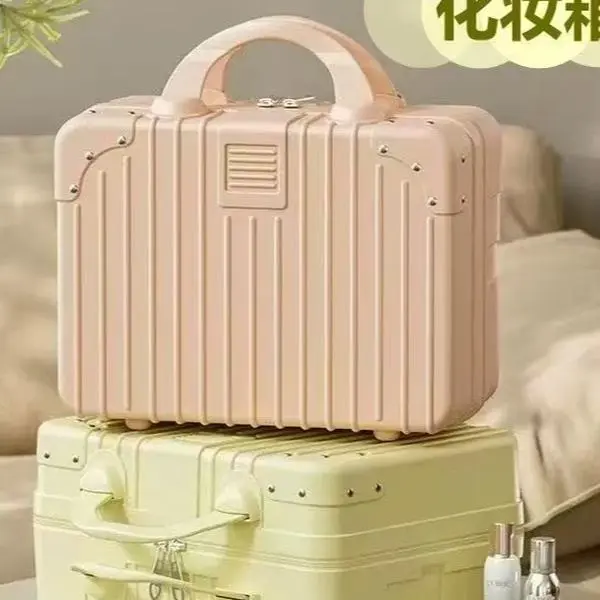 Makeup case + 18 pics items
