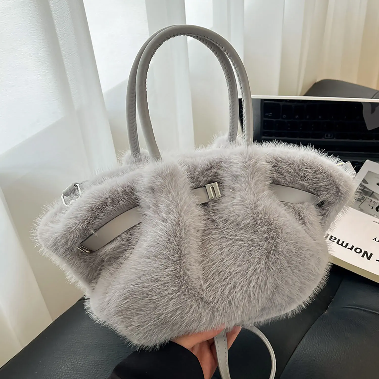 キャリーバッグ・スリング near by us FLUFFY BONGBONG BAG Women's Plush Bucket Bag, Commuter Fashion Trend Fall Winter New