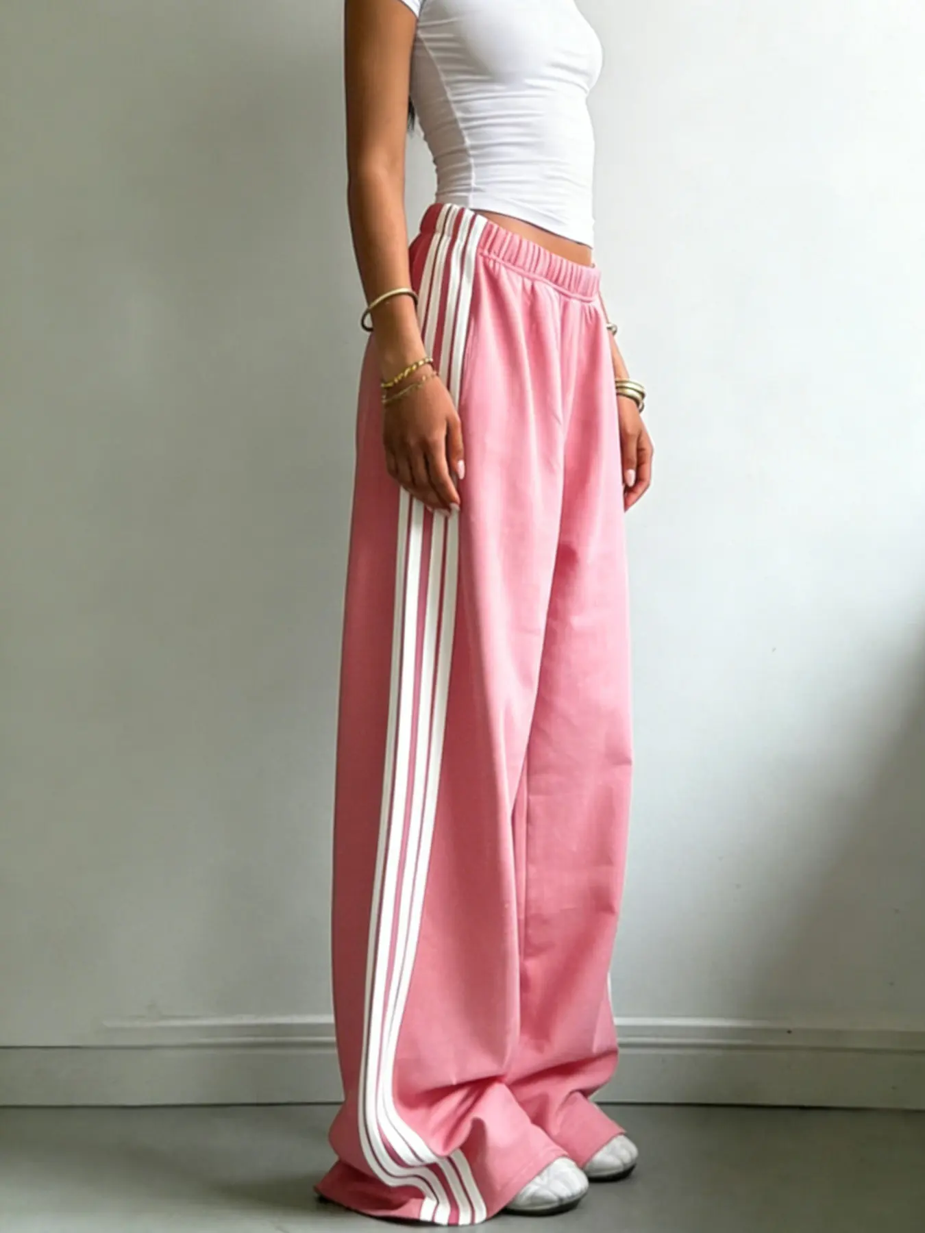 Women's Striped High-Waisted Loose Fit Long Pants, Casual Sports Trousers, Casual Sportswear Pants, Casual Gym Trousers, Stripe Pattern Activewear Athletic Casual Streetwear Joggers, Vintage Hip-Hop Style, Athleisure Style Bottoms, All Seasons