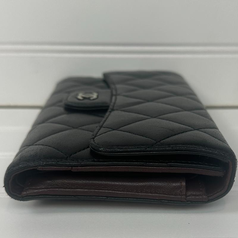 Pre-owned CHANEL leather Small Leather Goods Lambskin Matelasse Bi fold Long Black Wallet