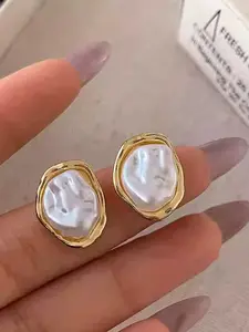 A pair of fashionable and elegant irregular pearl earrings, High Quality Earrings, suitable for daily wear, vacation and dating occasions, and also a surprising and exquisite small gift.