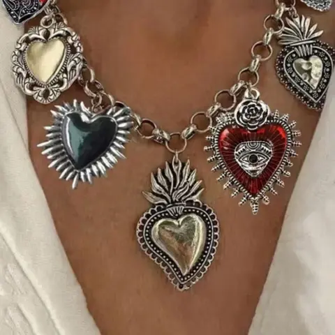 Vintage Alloy Material Religious Multi-sacred Heart Pendant Necklace, Elegant Durable Catholic Jewelry for Women, Perfect Gift for Religious Beliefs Enthusiasts, Daily Wear, Heart Shaped Necklace, Heart Style Choker, Sentimental Necklaces, Faith Necklace