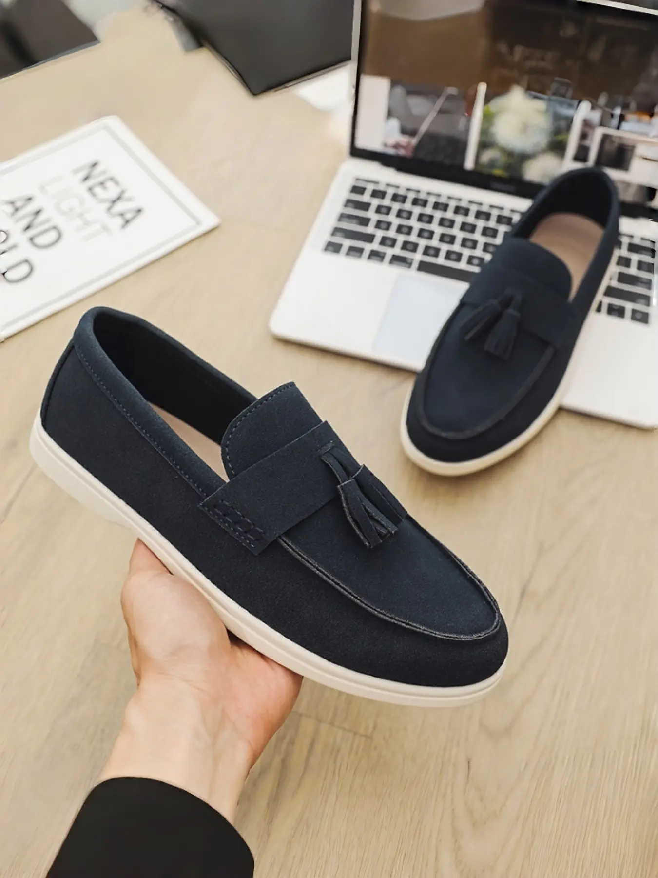 Men's Retro Tassel Slip-on Loafers Flat Light Business Casual Style Velvet Soft Surface Lightweight Anti-slip Outsole Classic Tassel Decoration For Daily Commute Office Casual Driving Versatile Wear Casual Work Shoes