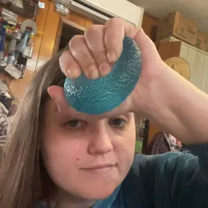 NeeDoh Gumdrop – Gumdrop-Shaped Sensory Toy with Groovy Squeeze, 4 Assorted Colors (One Random Color)