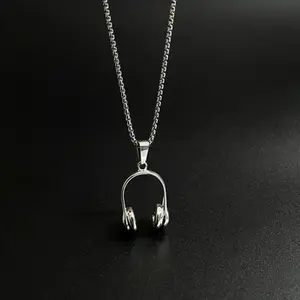 Hip-hop headphone-shaped pendant necklace, stylish and simple long headphone pendant choker accessory