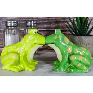 Ribbit Love Green Tree Frogs Toads Kissing Ceramic Salt And Pepper Shakers Set