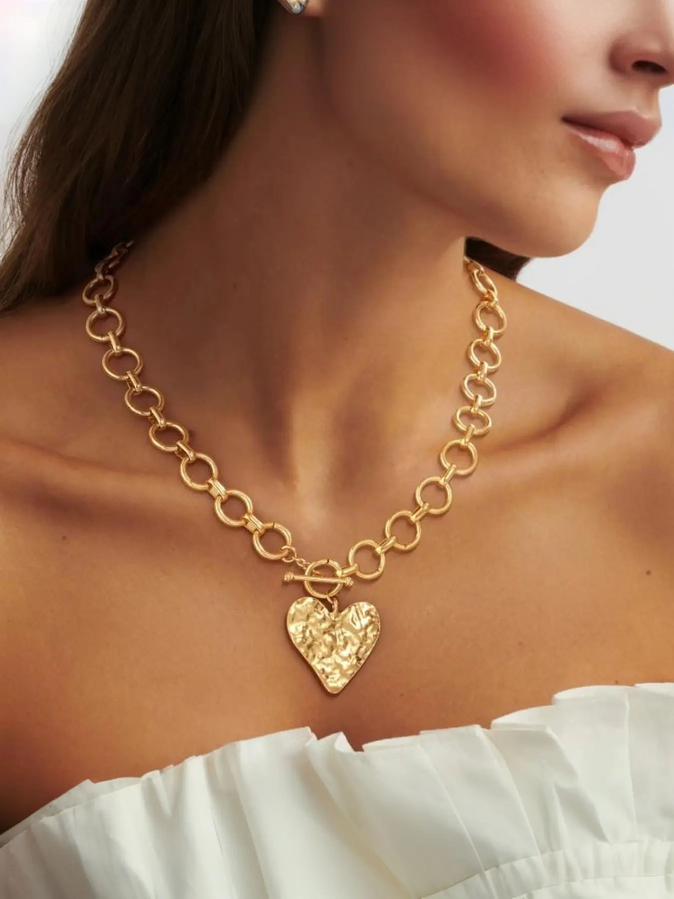This chunky gold Fashion Necklace for women, Trendy Jewelry, features a pendant and a chunky chain, a T-shaped clasp, and a heart-shaped pendant. Its rugged and unique design makes it a perfect gift choice for Mother's Day and Valentine's Day.