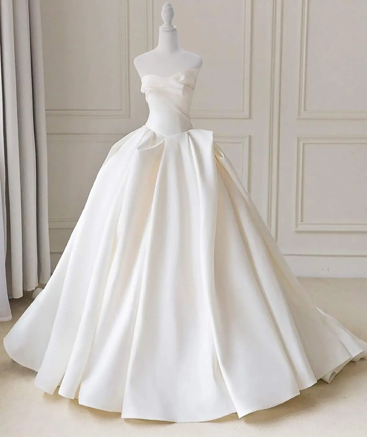 Basic Budget Photo-Ready Portable Female Dress Form Mannequin Torso, Adjustable Stable Tripod Stand, Velvet Foam Dummy, Detachable Mini Torso for E-Commerce Clothing Shooting, Boutique Retail Display Prop, Sleeveless