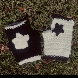 Star Girl Crochet Gloves - Black & White