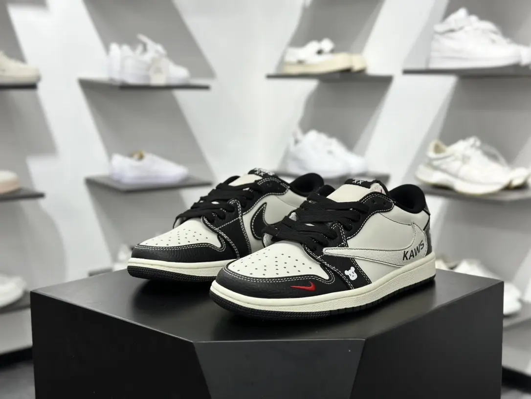 White Low Top Casual Sneakers, Fashion Street Style Skate Shoes, Brand New Sealed With Original Shoe Box, Daily Walking Footwear