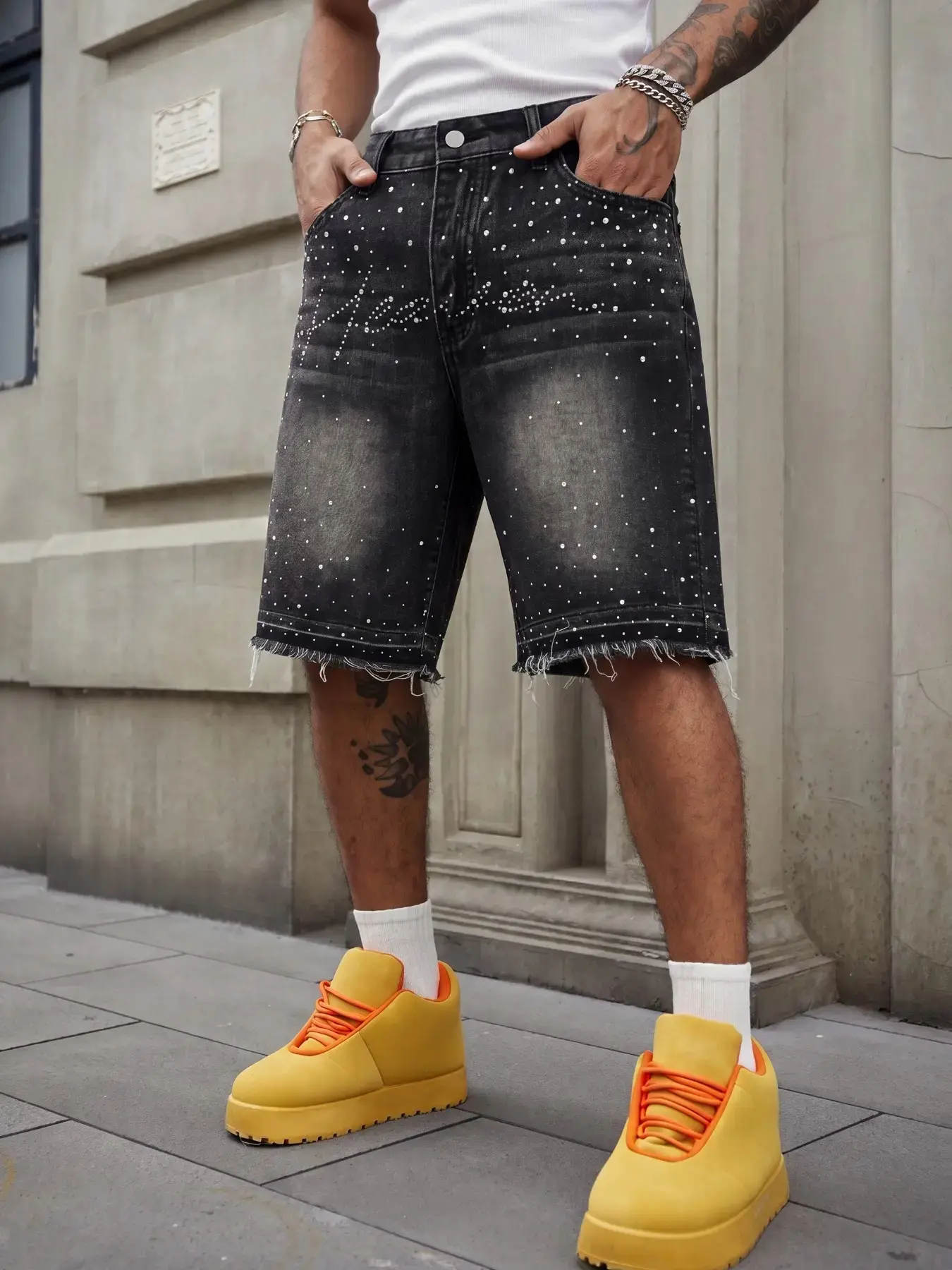 Men's Washed Retro Denim Shorts, Loose, Oversized and Comfortable, with Heavy-Duty Washed Craftsmanship and Sequin Embellishments, featuring an American Streetwear Style Five-Inch Denim Shorts