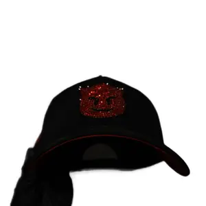 GORRA DEL DIABLITO ROJO CON PIEDRAS Black Cap with Red Devil Face Design and Stones Decoration