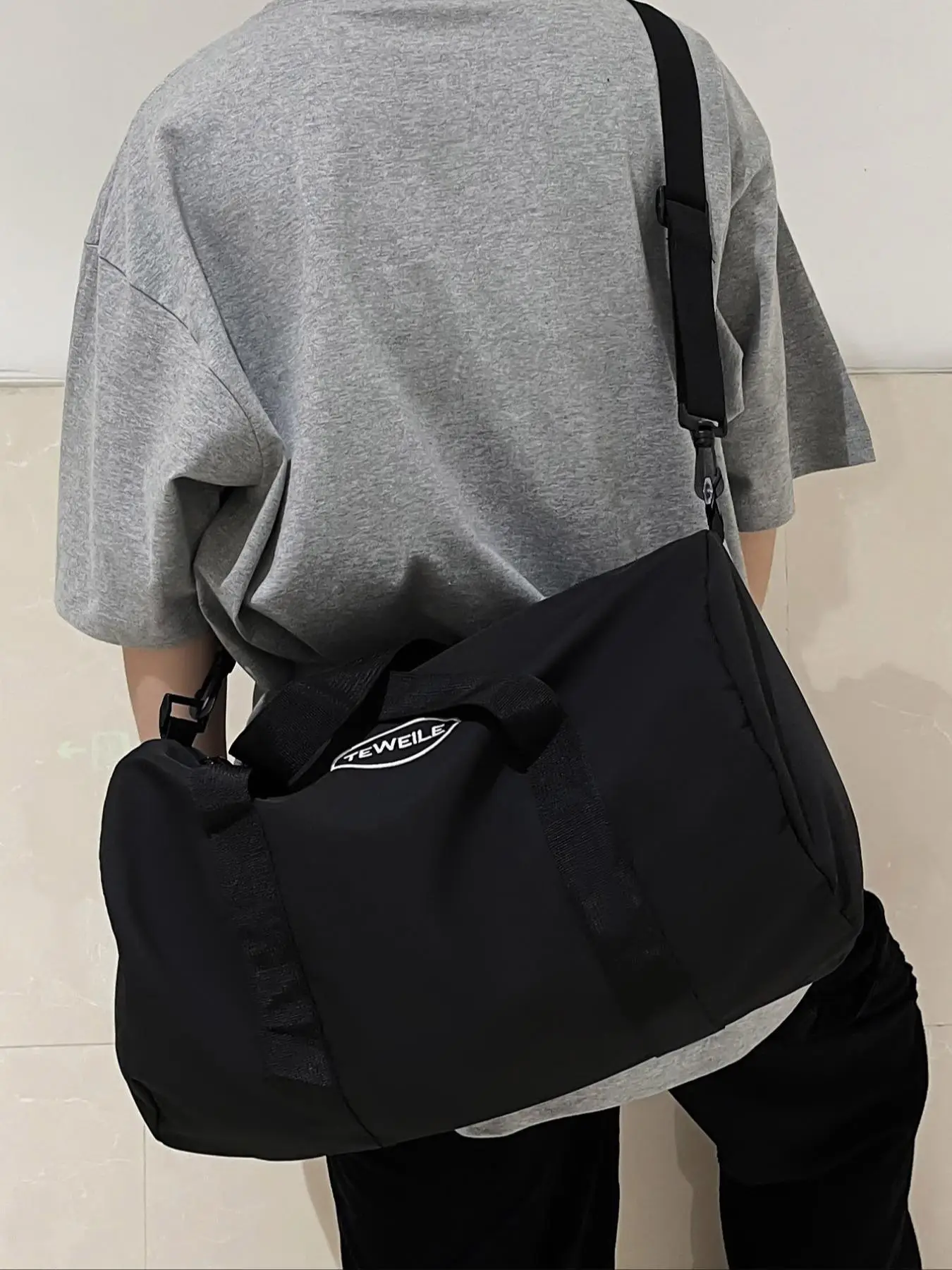 Minimalist Casual Large Capacity Travel Bag, Lightweight Nylon Zipper Weekender Bag & Duffel Bag, Trendy Versatile Crossbody Bag for Travel Use