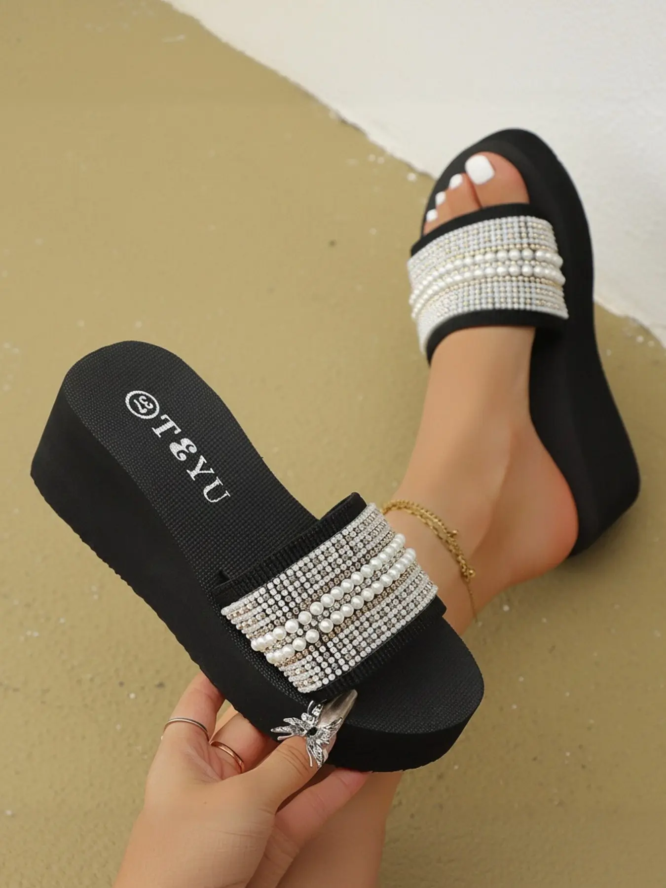 2026 Summer New Pearl Rhinestone Thick Sole Glitter Decorated Sandals for Women, Casual PU Rubber Beach Shoes, Lightweight High-Heeled Slippers