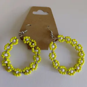 Yellow beaded hoop earrings / Aretes circulares con cuentas tejidas