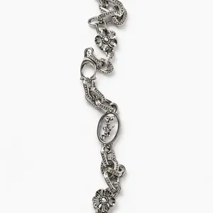 Elegant Floral Design Bracelet with Intricate Link Pattern and Secure Clasp for Everyday Wear