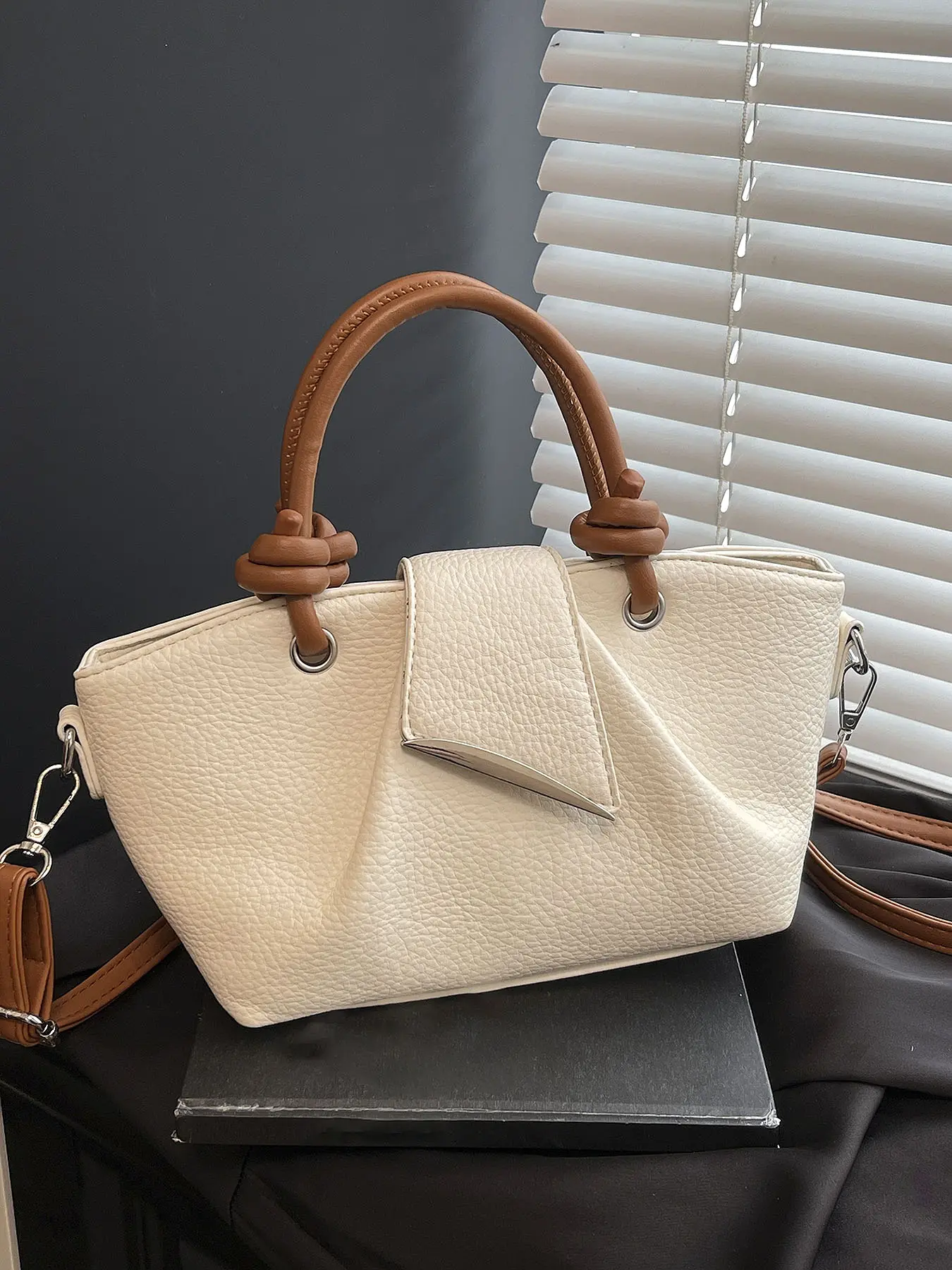 Simple contrasting braided handle handbag messenger bag, fashionable triangle decoration shoulder messenger bag, casual  all-match ，niche commuter design bag, suitable for daily travel, shopping, etc, Casual Commuting Handbag, Everyday Bag