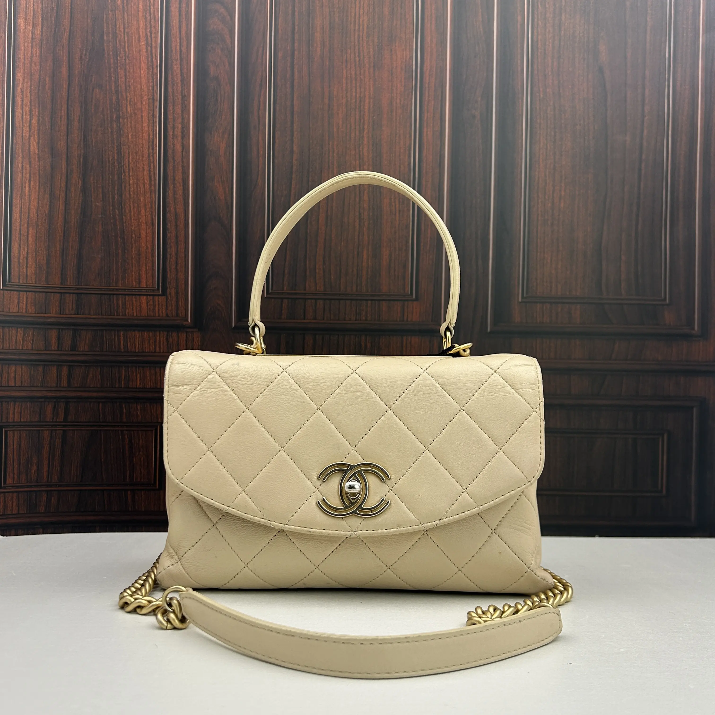 Pre-owned CHANEL Coco Beige Quilted Handbag with Chain Strap 888