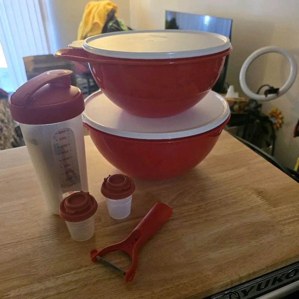 Prep set 19 &12 cup Thatsa Bowl, peeler, mini set of salt&pepper shakers and Quick shake