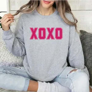 XOXO Crewneck Sweatshirt Women Pink Graphic Pullover Hugs And Kisses Valentine's Day Outfit Preppy Varsity Style Cute Love Aesthetic Cozy Long Sleeve Top Gift For Her