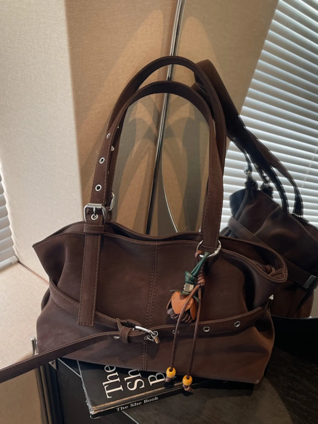 Women's New High-End Velvet Tote Bag, Large Capacity Commuter Shoulder Handbag, Stylish Women's Fashion Accessory