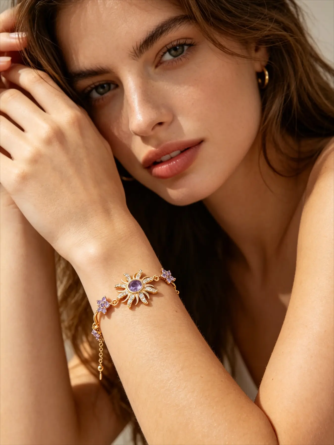 Atmosphere-layering essential gold diamond-encrusted bracelet, purple diamond sunflower, transparent zirconia, French vintage style, versatile accessory for daily commute, dates, and parties.