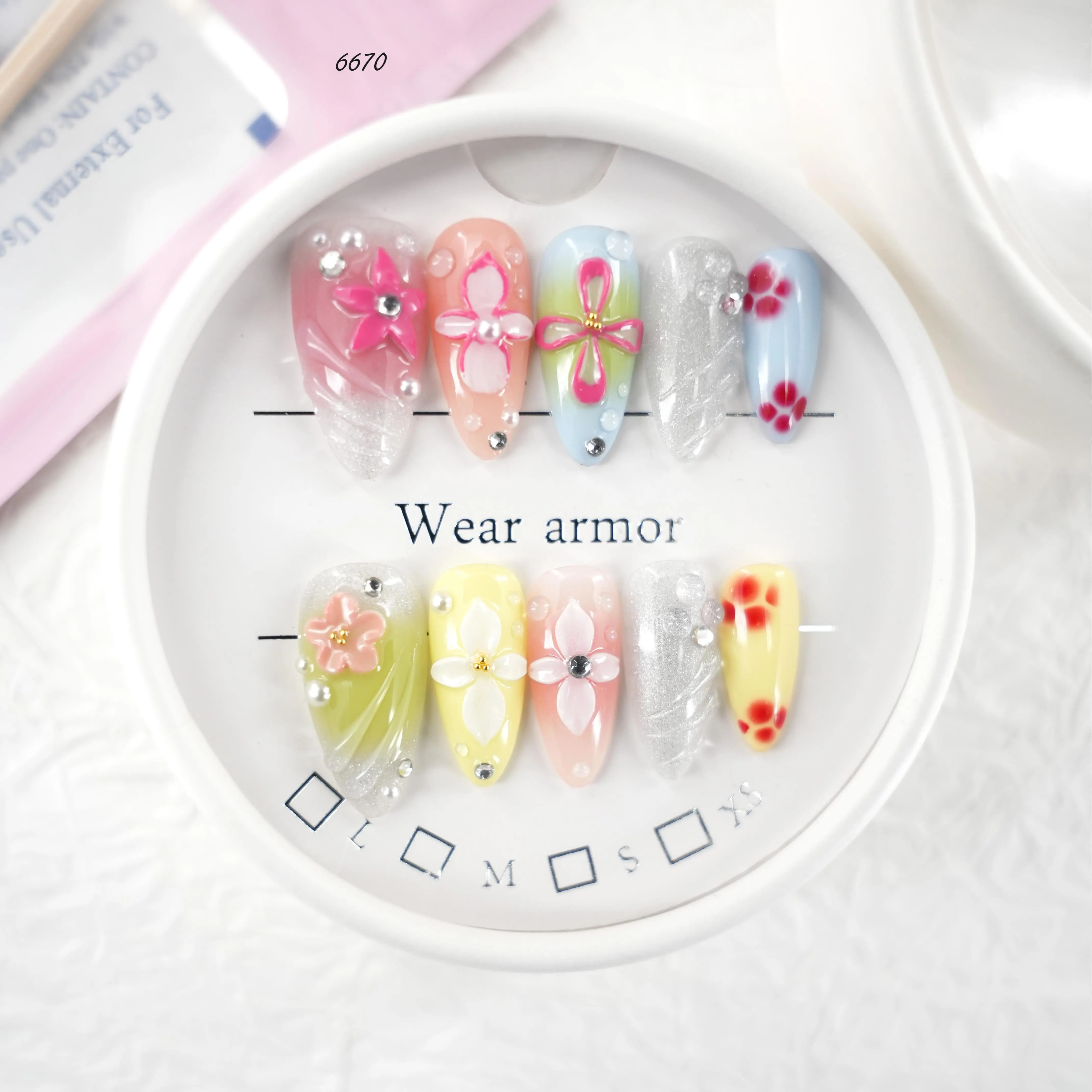 Raina:Customized Nails Picked In Liveroom
